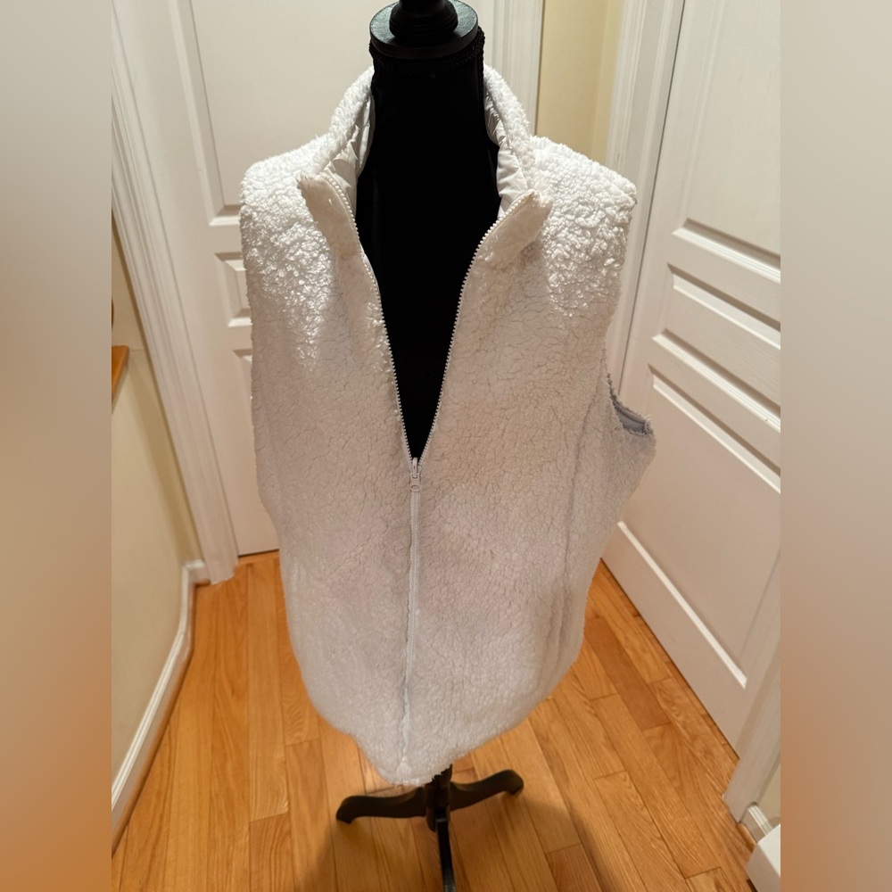 Time and Tru Women's Ivory Quilted Vest Reversible, has pockets on both sides.